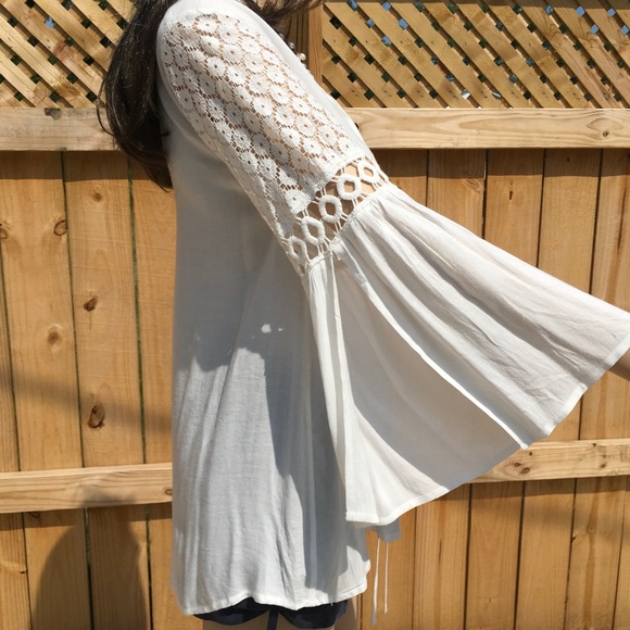 Boutique Tops - SPLIT SLEEVE FLORAL CROCHET DETAILED TOP